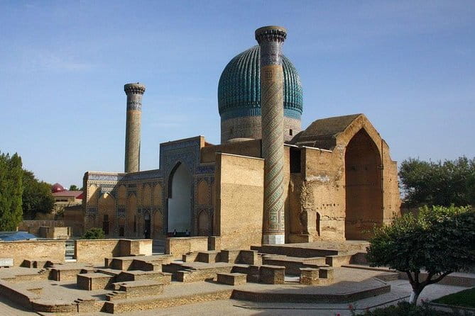 Samarkand Walking Tour - Bibi Khanym Mosque, big scale with a specific story